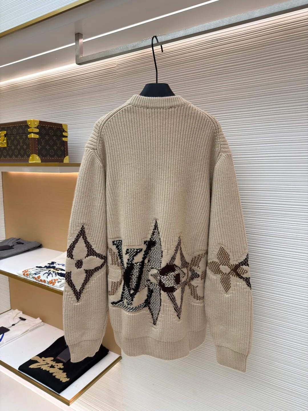 LOUIS VUITTON three-flowered crew neck sweater ●Original version: Purchased and developed for 13200 ●Item number: 1681552-B50 ●Fabric: wool blended fabric ●Technology: Knitted ●Color: Khaki ●Version: Fitted version ●Weight: about 970 grams ●Size: XS-S-M-L ●Description: The wool is made of high-quality wool yarn, one of the must-have wool materials for high-end goods. It is knitted with a Cixing 5-needle machine and a jacquard weave. Each piece takes 270 minutes per piece, parallel average speed, multi-color partial jacquard craftsmanship, and is made by an experienced master who takes 3 days to cut out the drawings. Specific three-label washing, the overall wiring is straight and delicate, the fabric is comfortable and soft, the color is consistent and there is no color difference. It can be matched with the same style to create a fashionable look, and can be used in various occasions. Customized accessories, complete with three standards, same style for men and women!